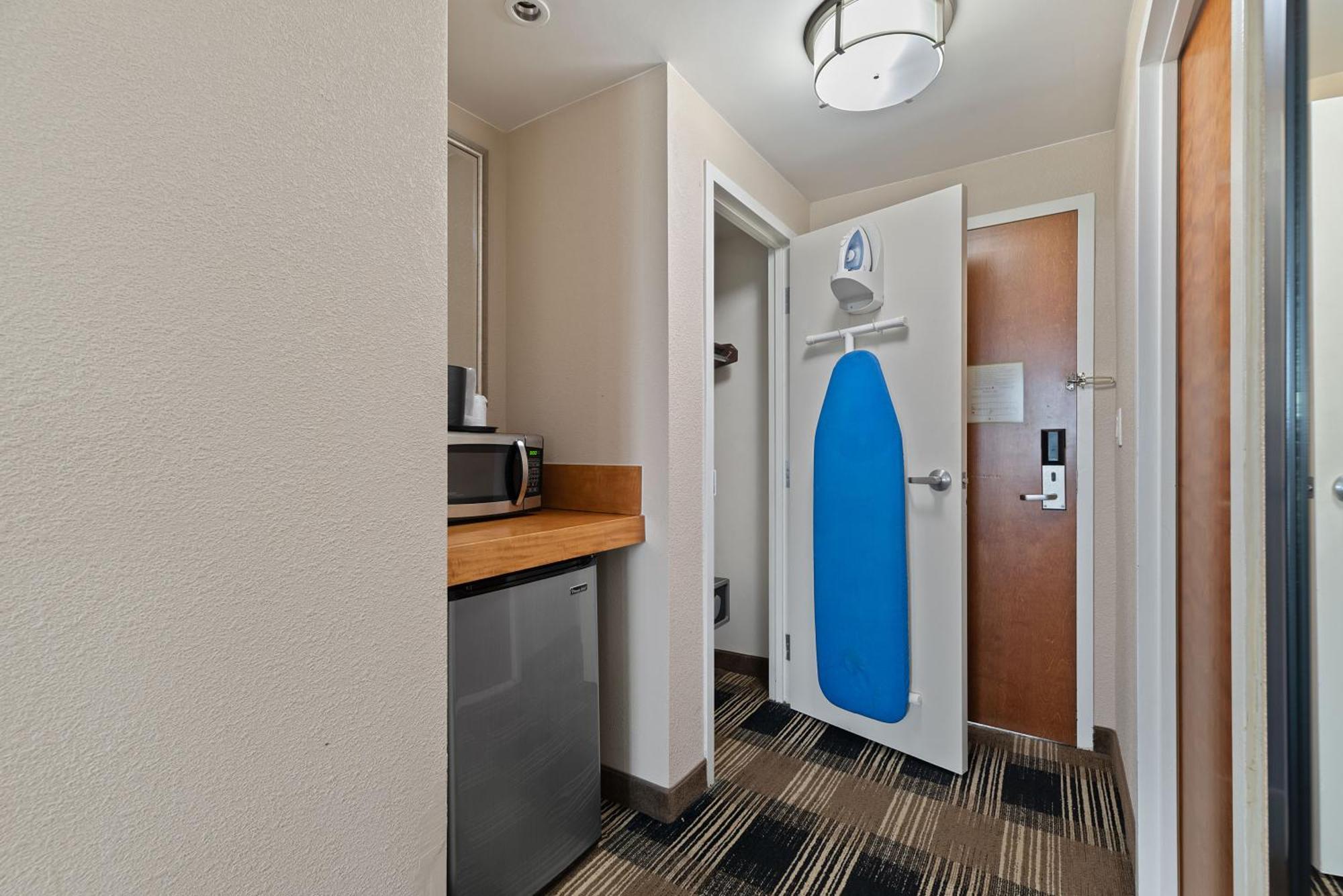 Hotel Executive Suites Картерет Екстериор снимка