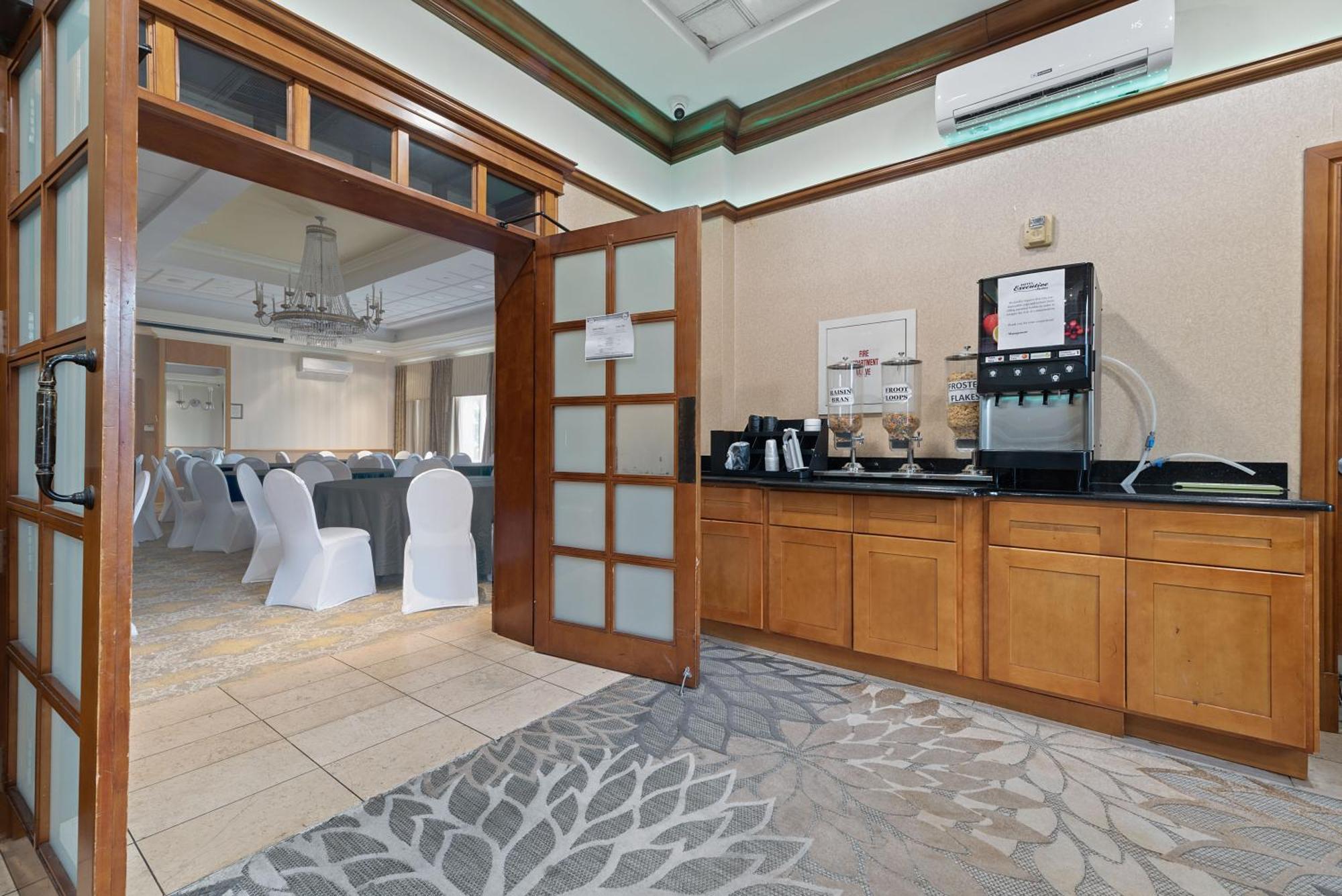 Hotel Executive Suites Картерет Екстериор снимка