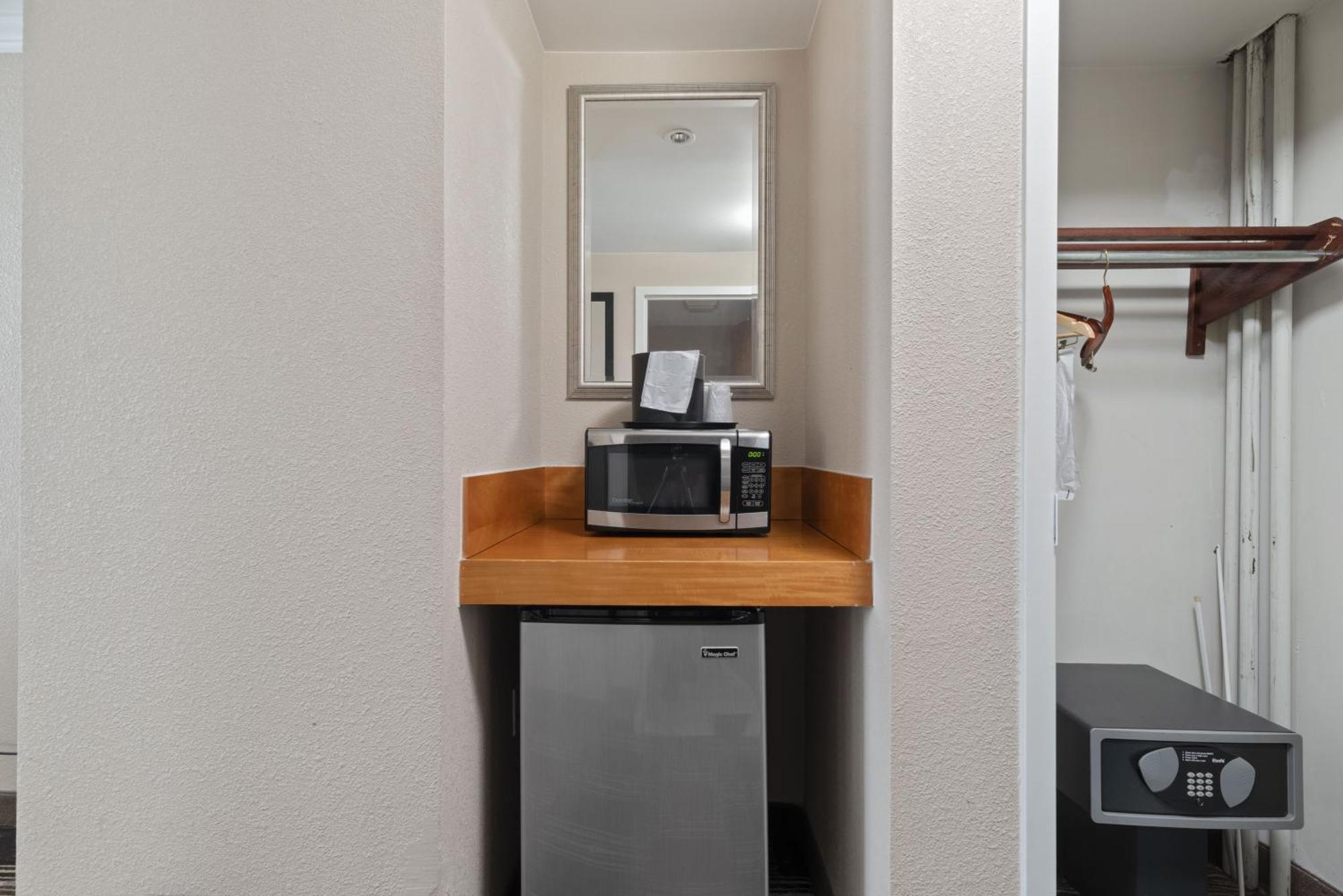 Hotel Executive Suites Картерет Екстериор снимка